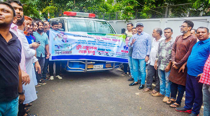 বন্যা দুর্গত এলাকায় ফ্রি অ্যাম্বুলেন্স সেবা দিচ্ছেন ডা. শাহাদাত