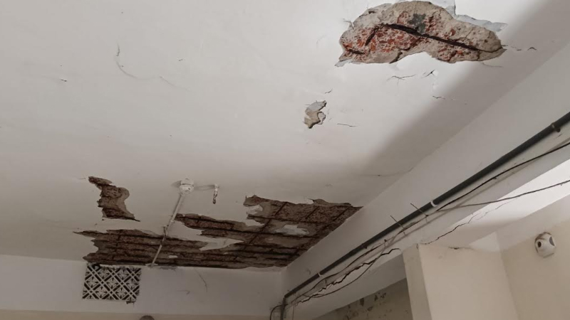 হাসপাতালের ছাদ থেকে খসে পড়ছে পলেস্তারা, আতঙ্কে রোগী ও স্বজনরা
