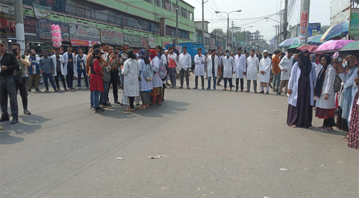 শেবামেকে শিক্ষক সংকট নিরসনের দাবিতে শিক্ষার্থীদের অবরোধ