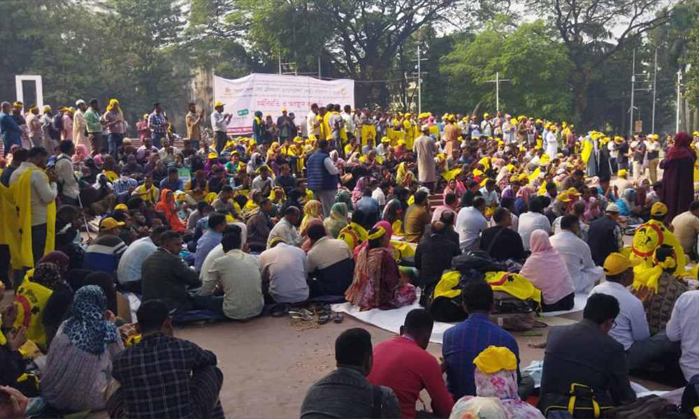 ৬ দফা দাবি বাস্তবায়নে শহীদ মিনারে স্বাস্থ্য সহকারীদের অবস্থান