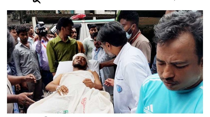 শরীয়তপুরে হামলার শিকার ডা. নাসিরকে এয়ার অ্যাম্বুলেন্সে ঢাকায় আনা হলো